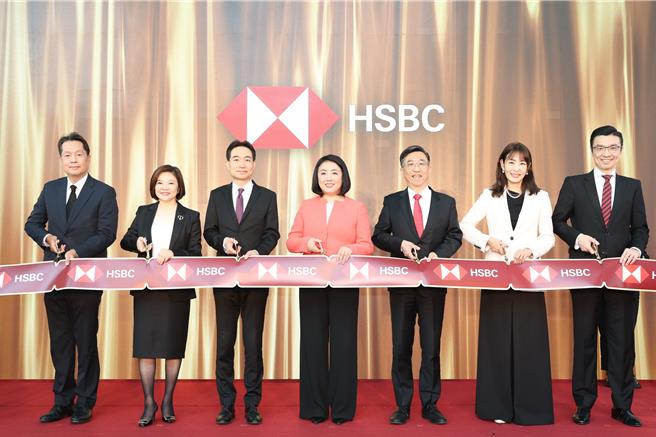 滙丰财富管理及个人银行业务南亚暨东南亚区域总经理张凯 (中) 与滙丰(台湾)商业银行总经理陈志坚 (右三) 一同为世界最高财富管理中心进行开幕剪彩。（滙丰提供）