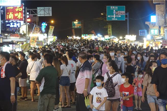 垦丁大街是恒春半岛旅游必逛热门景点，商圈盼摊贩自治条例早日通过。（资料画面）