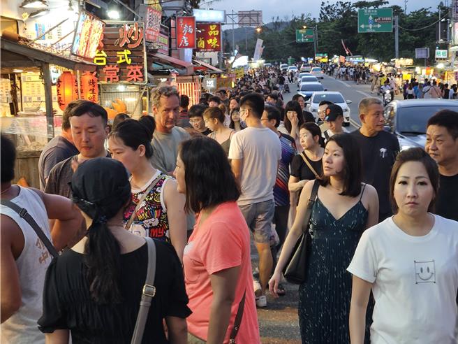 垦丁大街是恒春半岛旅游必逛热门景点，但近年来纷争不断，屏东县政府将在垦丁大街举办旅游论坛。（资料画面）