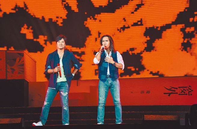 《琼瑶创作60周年演唱会》上动力火车感谢琼瑶提携。（宽宏艺术提供）