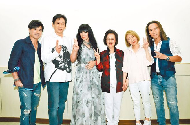 殷正洋（左二起）、潘越云、琼瑶、李翊君与动力火车在后台合照。（宽宏艺术提供）