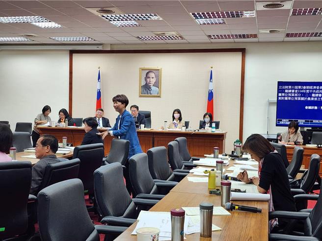 渔港建设议题意外引起民进党立委邱议莹、国民党立委杨琼璎两人大吵，民进党立委陈亭妃起身劝架，民进党立委、召委邱志伟也赶紧缓颊。(黄敬文摄)