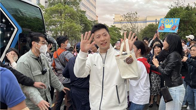 大陸桌球奧運金牌選手馬龍外型俊俏，來台所到之處充滿尖叫聲，男女粉絲均熱情。（王惠慧攝）