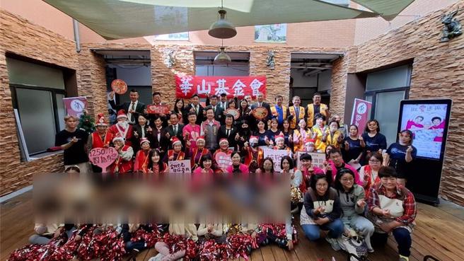 2024年12月4日苗栗县／为让弱势长辈感受节日的温暖，华山基金会于4日上午在育达科技大学举办「大雪纷飞耶诞情，用爱砌砖助孤老」活动。（华山基金会提供／吕丽甄苗栗传真）