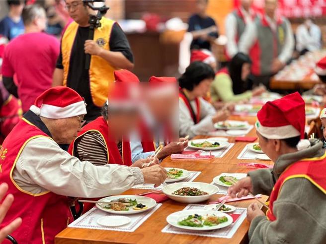 2024年12月4日苗栗县／邀请20位长辈与广秀幼儿园小朋友、物联网学生及耶诞老人共舞，并享用餐旅系师生准备的美食，提前感受耶诞氛围。（华山基金会提供／吕丽甄苗栗传真）