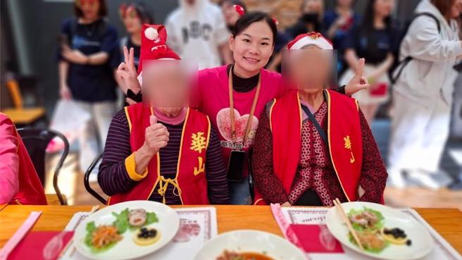 2024年12月4日苗栗县／为让弱势长辈感受节日的温暖，华山基金会于4日上午在育达科技大学举办「大雪纷飞耶诞情，用爱砌砖助孤老」活动。（华山基金会提供／吕丽甄苗栗传真）