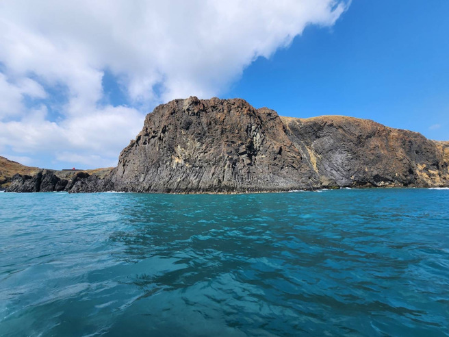 高醫大副校長鄭添祿3日清晨遠赴澎湖嶼坪海邊峭壁下釣魚，不慎落海溺斃。（警方提供／許逸民澎湖傳真）