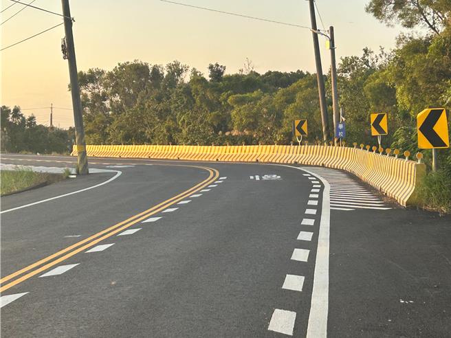 桃园市新屋区社福路是通往社子国小的交通要道，该路有一处约8米宽的转弯路段，因为转弯幅度大、夜晚视线不佳，路面不平整，交通事故频传，年初甚至发生1起死亡车祸悲剧。地方盼改善路面、增护栏改善交通问题。（陈睿生提供／廖姮玥桃园传真）