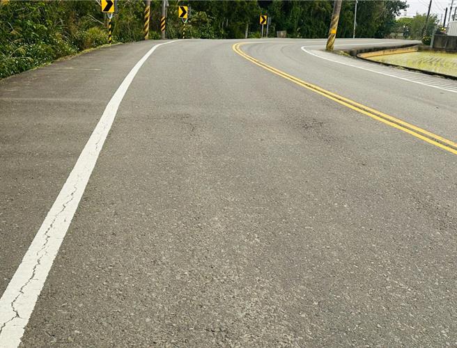 桃园市新屋区社福路是通往社子国小的交通要道，该路有一处约8米宽的转弯路段，因为转弯幅度大、夜晚视线不佳，路面不平整，交通事故频传，年初甚至发生1起死亡车祸悲剧。地方盼改善路面、增护栏改善交通问题。（陈睿生提供／廖姮玥桃园传真）