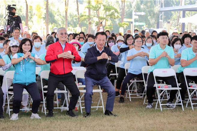 「骨松肌少高风险运动营养班」成果发表会，全场共同挑战40秒深蹲及肌力游戏竞赛。(嘉义县政府提供／吕妍庭嘉义传真)