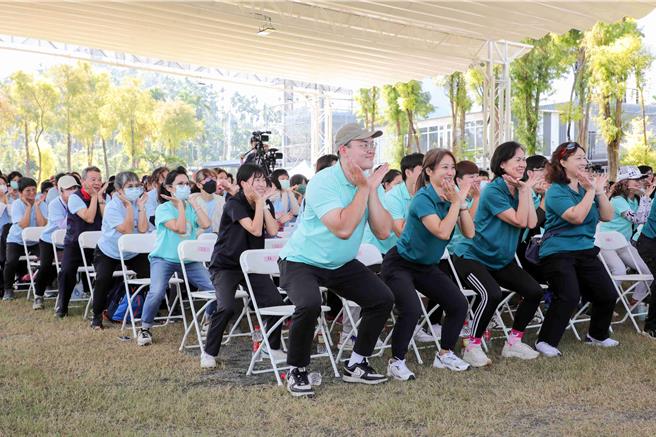 「骨松肌少高风险运动营养班」成果发表会，全场共同挑战40秒深蹲及肌力游戏竞赛。(嘉义县政府提供／吕妍庭嘉义传真)