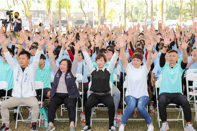 「骨松肌少高风险运动营养班」成果发表会，全场共同挑战40秒深蹲及肌力游戏竞赛。(嘉义县政府提供／吕妍庭嘉义传真)