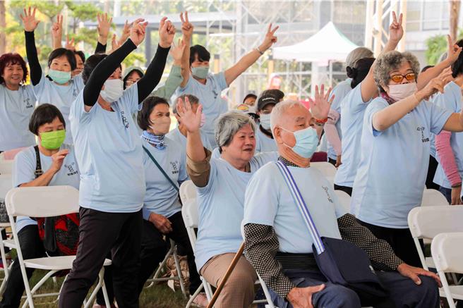 「骨松肌少高风险运动营养班」成果发表会，许多长辈展现不输年轻人的活力。(嘉义县政府提供／吕妍庭嘉义传真)