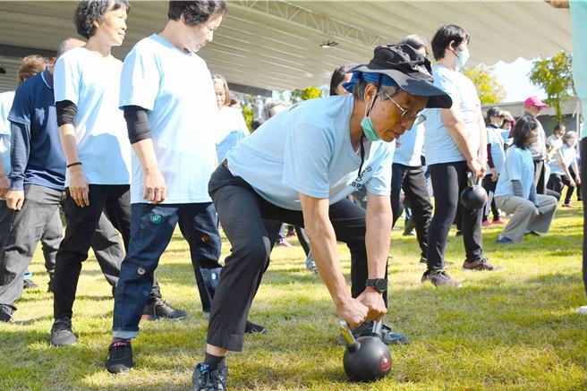 「骨松肌少高风险运动营养班」成果发表会，许多长辈展现不输年轻人的活力。(嘉义县政府提供／吕妍庭嘉义传真)