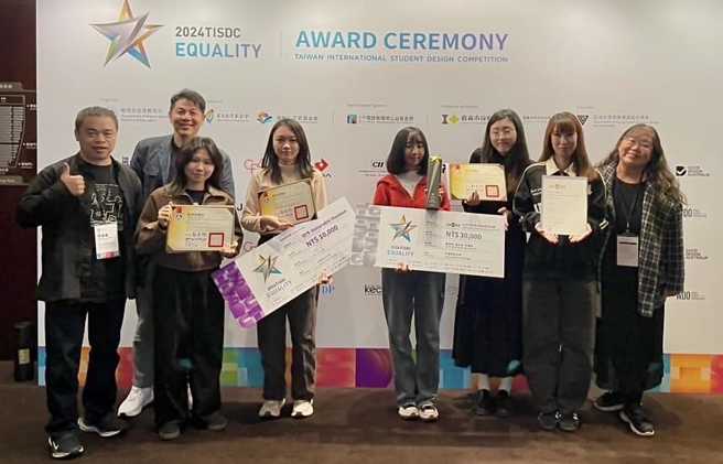 中国科大视传系2024臺湾国际学生创意设计大赛获奖团队师生合影。(照片/中国科大提供)