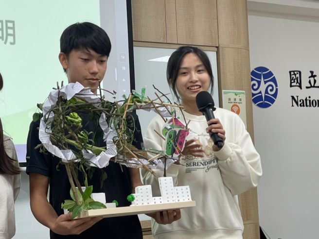 北市大劉亭妤與吳沅朕、宜大徐巧恩、北藝大楊愛德、暨大劉珊榕與江雨恩，以「阿昨與阿明」為題，進行環境藝術品創作。(照片/暨南大學提供)