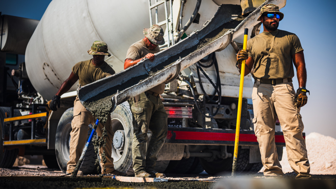 2024年11月20日，中央司令部第379远征土木工程中队的美国空军路面和建筑设备技术人员。（DVIDS）