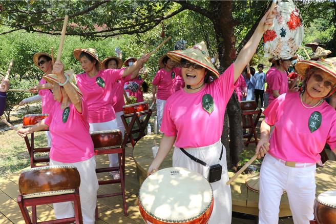 新北市欢庆社区照顾关怀据点设立20周年，将「社区照顾关怀据点」搬到板桥第一运动场外广场举办成果。（社会局提供）