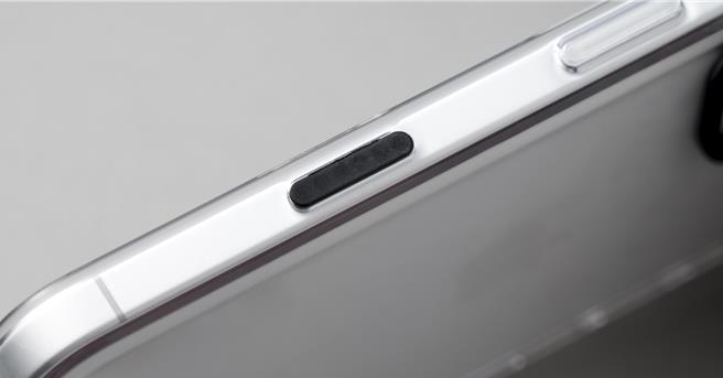 使用「奈米碳管材料」的「相機按鈕版」手機殼將於12月11日在台灣上市，售價1280元。（犀牛盾提供）