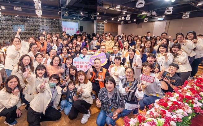 基隆市衛生局4日舉辦「基隆市績優長期照顧服務人員表揚活動」，市長謝國樑出席表揚典禮並感謝長照人員無私奉獻。（基隆市衛生局提供／徐佑昇基隆傳真）