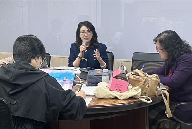 中小企投资抵减、增雇、加薪三抵税子法出炉，中企署副署长吴佳颖(中)今说明重点。(经济部提供)