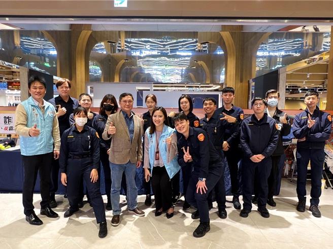 新店分局為響應市長及局長致各企業領導人的一封信，積極與民間企業攜手辦理反詐宣導，為了更有效深入民眾生活，還與坐落於新店的大型百貨公司合作，希望藉由警方深入百工百業宣導識詐工作，進而避免民眾遭受財產損失。（新店警分局提供）