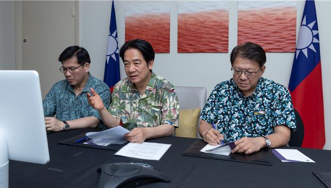 賴清德抵達關島後，召開國安視訊會議。總統府提供