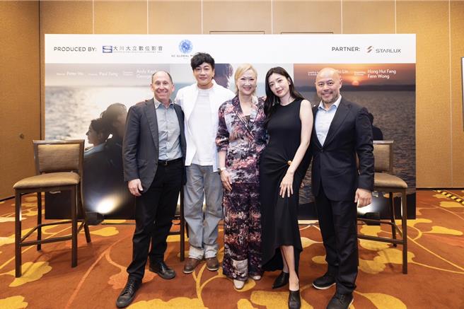 導演何潤東（左2）、洪慧芳與郭雪芙在新加坡替新戲《不如海邊吹吹風》造勢。（AXN提供）