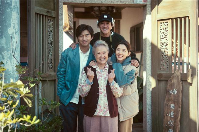 《不如海邊吹吹風》導演何潤東、主演郭雪芙和飾演奶奶的洪慧芳在新加坡ATF一起為戲宣傳。（大川大立提供）