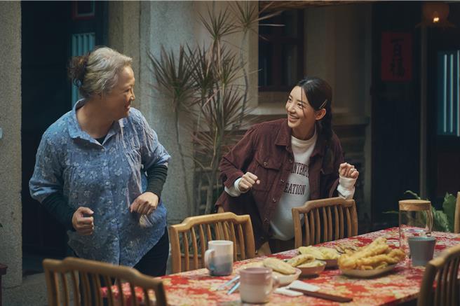 《不如海邊吹吹風》郭雪芙（右）和飾演奶奶的洪慧芳因戲培養深厚情感。（大川大立提供）