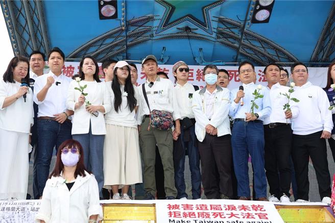 師鐸獎女教師遭殺害案今年十周年，被害者家屬與被害人權益相關團體於3日在凱達格蘭大道舉辦「只有愛如故 追思白玫瑰」活動，提出「拒絕廢死派大法官」、「修法保障被害人及家屬權益」二大訴求。（資料照片/杜宜諳攝）