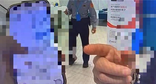 员警检视林男手机的对话纪录，马上察觉又是假投资诈骗。（翻摄照片／林郁平台北传真）