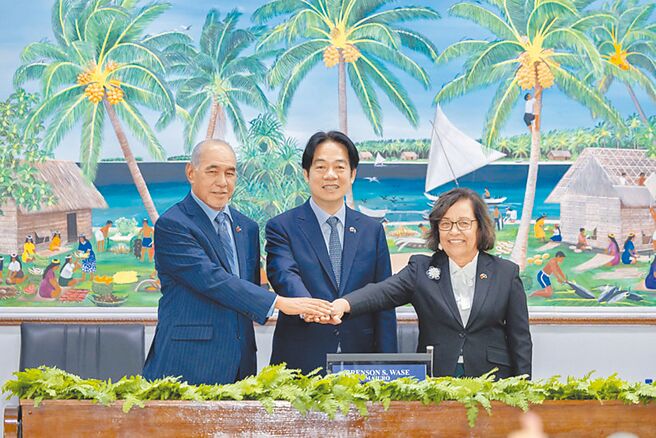 总统赖清德3日在马绍尔群岛国会议长瓦西（左一）及总统海妮（右一）陪同下于国会演讲。图／总统府提供