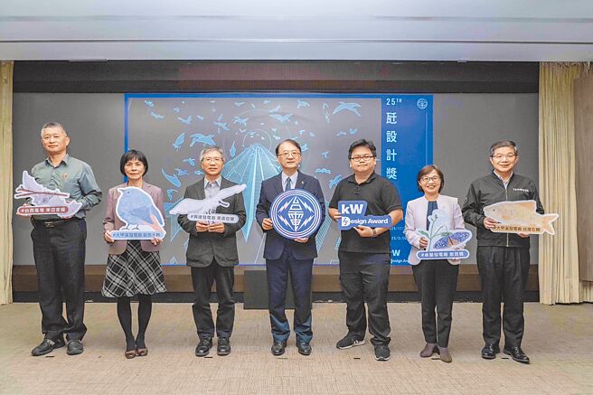 台電11月28日舉行「瓩設計獎 kW Design Award-第25屆創意競賽」起跑記者會活動，現場由台電副總經理蔡志孟（右四）、公眾服務處處長袁梅玲（右二）、配電處處長黃銘宏（右一）、企劃處處長郭秋英（左二）、發電處副處長簡進興（左一）、二棲設計創辦人林呈軒（右三）、臺北科技大學互動設計系陳圳卿系主任（左三）等設計界及學界貴賓共同為競賽揭開序幕。圖／台電提供