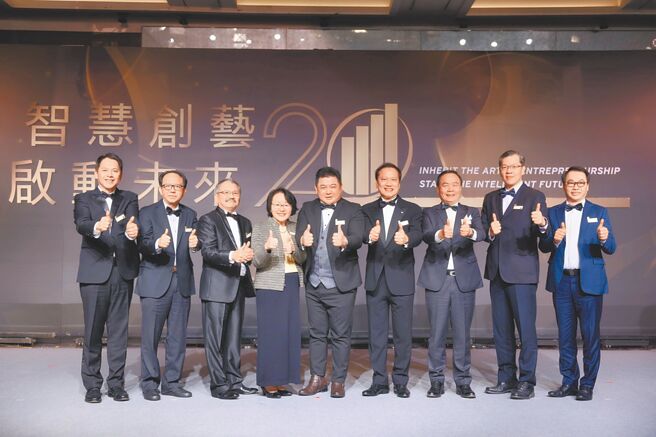 六角国际董事长王耀辉（左起）、宜特科技董事长暨总经理余维斌、安永文教基金会董事长林鸿光、帆宣系统科技董事长高新明、华城电机总经理许逸德、安永联合会计师事务所所长傅文芳、雃博公司董事长李永川、研华公司综合经营管理总经理陈清熙、绿茵生技董事长吴嘉峰出席2024《安永企业家奖》颁奖典礼。图／安永提供