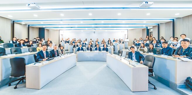 气候相关财务揭露（TCFD）年鑑发表暨研讨会合影。图／政大企业永续管理研究中心提供