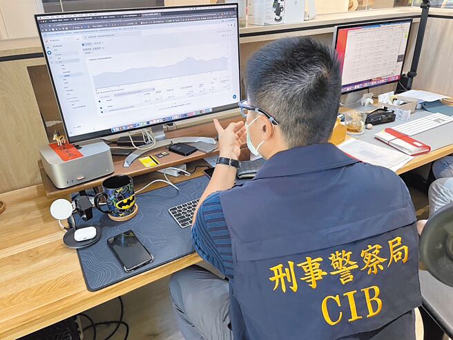 粉丝追踪数破40万的知名网红「电脑王阿达」、「疯先生」涉嫌于网路上刊载文章，教导民眾下载包括「多选一」、「形状找不同」等25种侵权APP观看盗版影片，检警今年9至10月间带回沈男等涉案3人，依违反着作权法移送。（警方提供／潘虹恩台中传真）