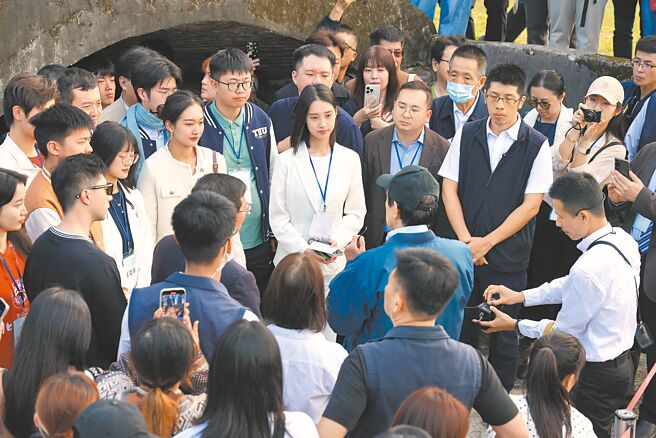 陸生團3日參訪淡水滬尾礮臺、淡水河岸步道、紅毛城等地，前總統馬英九（中，背對戴帽者）當起導覽員，陸生專心聆聽。（鄧博仁攝）