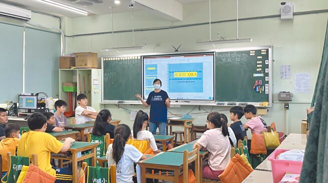 新北市国中生每人每学期教育经费远低于台北市，新北市议员陈仪君担忧，家长把孩子送到台北市就读，导致新北市留不住好人才。示意照，非新闻事件当事人。（贺培晏摄）