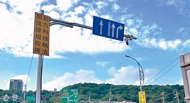 桃园市警局选定27处路口建置，根据路口不同，取缔包含超速、闯红灯、不停让行人、未依标志标线号志指示行驶，明年1月1日正式执法。（警方提供／赖佑维桃园传真）