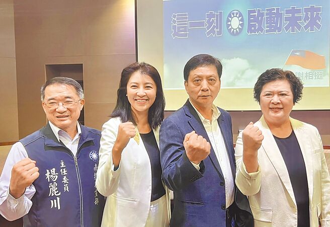 南投县议员简赐胜（右二）在南投县长许淑华（右三）劝说下「归队」，上月25日接受国民党徵召参选草屯镇长补选。（本报资料照片）