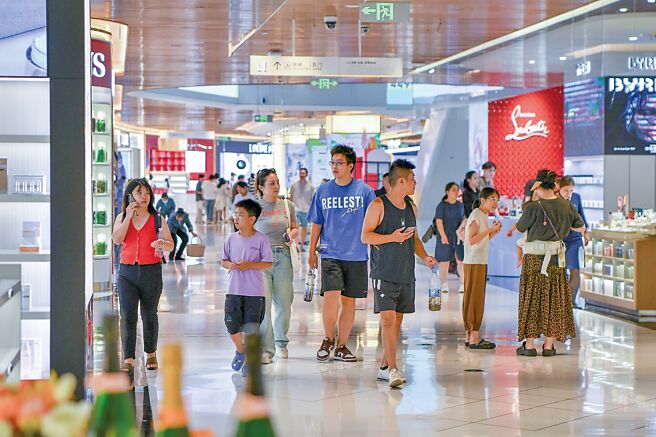 上海、北京等地近日发放新一轮消费券，涵盖餐饮、住宿、电影、冰雪运动等方面。陆媒分析可望促进国内消费市场发展。（中新社）