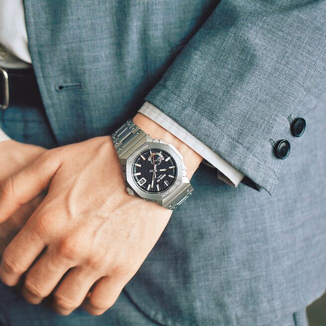 被表迷戏称为「农家橡树」的MRG-B2100腕表，结合日本传统「组子细工」，12万5000元。（G-SHOCK提供）