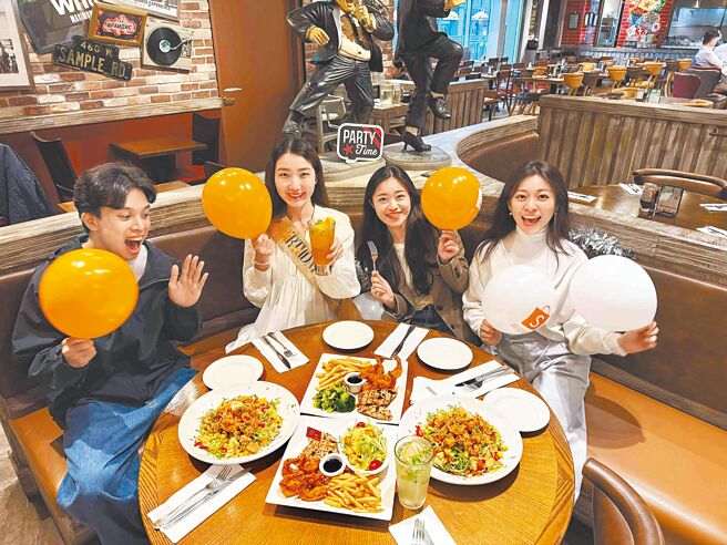 蝦皮購物「12.12狂歡生日趴」首度攜手TGI FRIDAYS、Texas Roadhouse撒千萬美食禮遇，幫用戶免費加菜。（蝦皮購物提供）