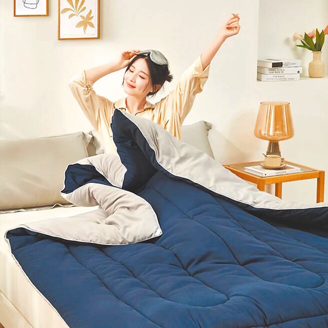 momo雙12暖身慶推薦商品-速暖發熱「MIT iLook可水洗石墨烯遠紅外線機能保暖加厚棉被」，12月12日前買1送1，999元。（momo購物網提供）