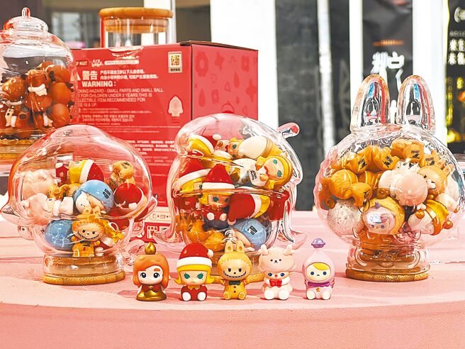 民眾可选择喜欢的耶诞款萌粒，装进人气IP的玻璃罐中。（徐梓榕摄）