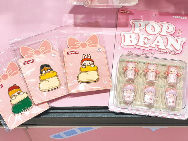 台湾限定商品「草莓奶昔萌粒」（右），330元，购买即可用199元加购限量的泡泡萌粒耶诞系列「推拉徽章」。（徐梓榕摄）