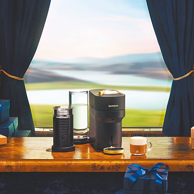 咖啡品牌Nespresso献上岁末赠礼指南，即起至16日双12期间咖啡机限时3500元起，全新节庆限定色Vertuo POP+曜金黑咖啡机（见图）只要6400元。（Nespresso提供）