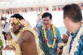 獲吐瓦魯傳統儀式歡迎  林佳龍盼台吐攜手面對挑戰