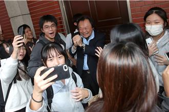 高中生參訪立院   遇超人氣「台版恰吉」興奮尖叫